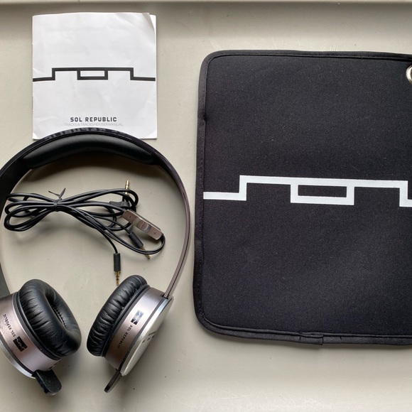 Sol Republic Tracks Wired Headphones - Picture 1 of 7